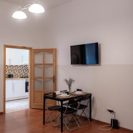 Cozy Apartment In Akacfa Street Budapest Ngoại thất bức ảnh