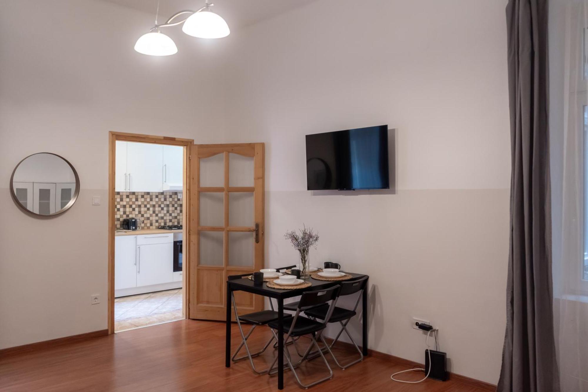 Cozy Apartment In Akacfa Street Budapest Ngoại thất bức ảnh